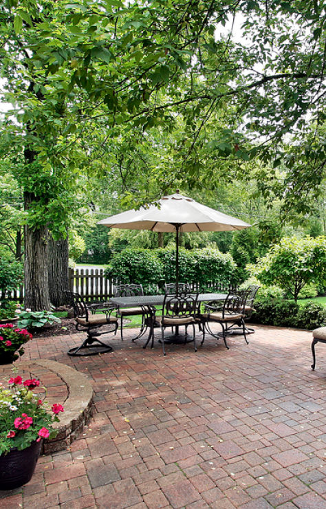 Table with umbrella and chairs - Big Easy Patio